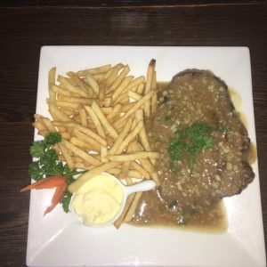 47. Steak de sauce à l’ail avec frites