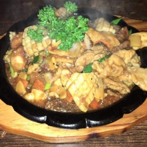 Viandes mélanger sur plat chauffant